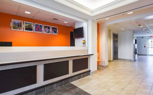 Motel 6 Whitby, ON - Toronto East