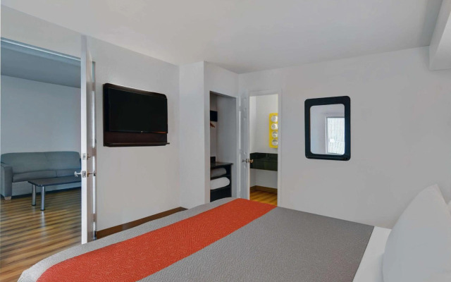 Motel 6 Cutler Bay, FL