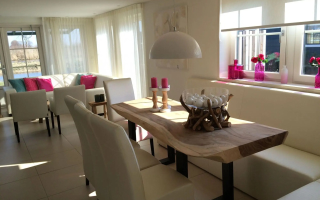 Comfy house with a sun shower, Alkmaar at 15 km