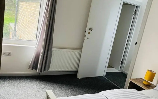 Stunning 2-bed House in Chatham
