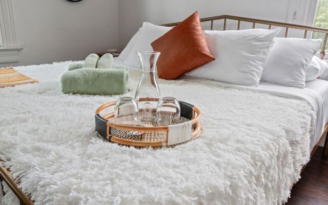 NEW Luxe Pet Friendly Free Parking Downtown