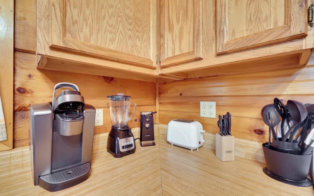 Cabin w/ Hot Tub ~ 6 Mi to Downtown Gatlinburg!