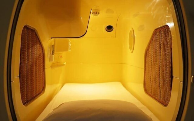 Sauna & Capsule Hotel Hollywood - Caters to Men