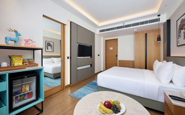 Iris Sarovar Portico