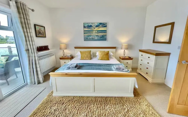 Cotswolds Lakeside Home-Summer Lake