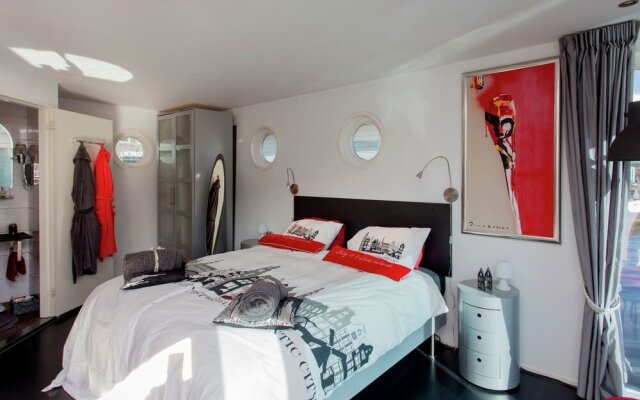 A Bed & Breakfast on a Splendid Houseboat