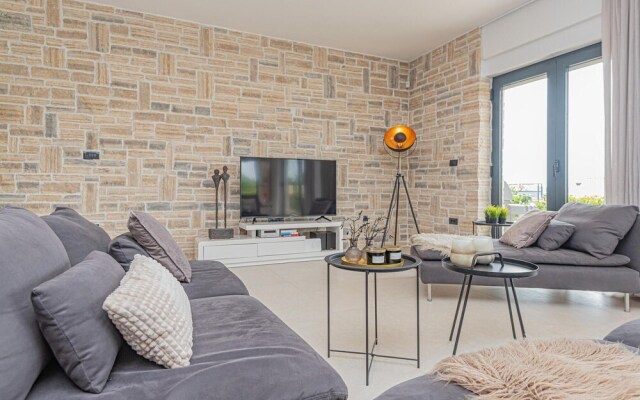 Beautiful Home in Tribunj With Wifi and 4 Bedrooms