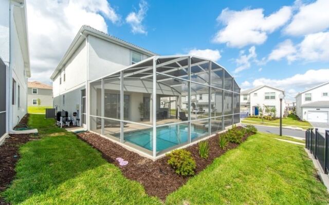 Champions Gate Luxury ! 6 Bedroom Home by RedAwning