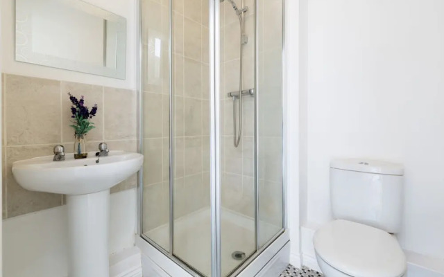 Luxury Two Bed Apartment With Parking - Wolverhampton