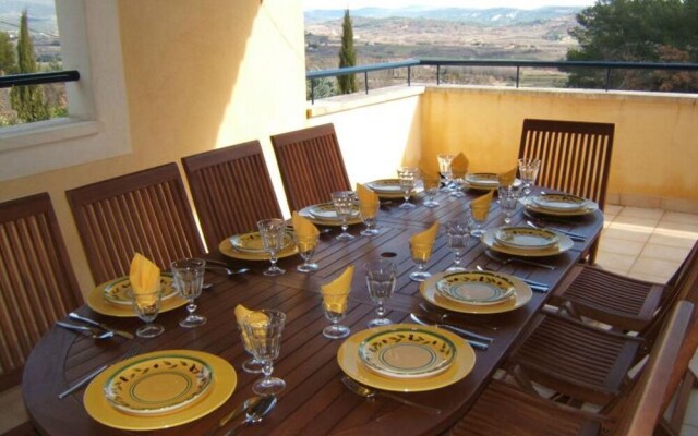Peaceful Villa in Saint-Saturnin-lès-Apt with Swimming Pool