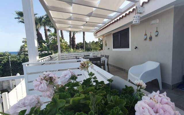 Apartment in Villa a Stone's Throw From the sea Up