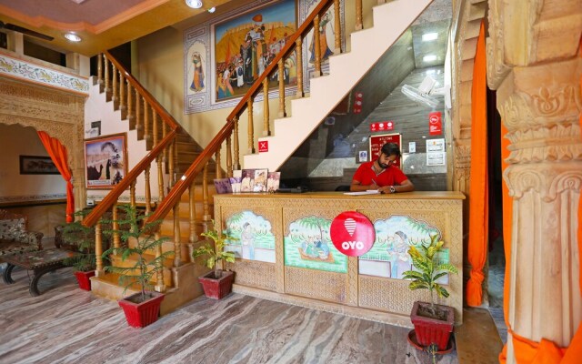 OYO 9933 Hotel Meera Mahal