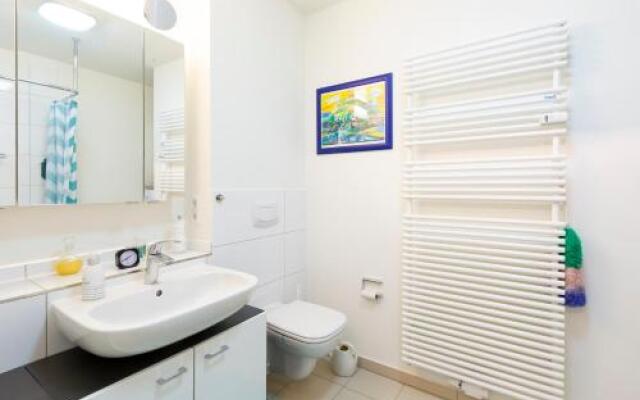 ZV2001 Private Apartments & Rooms near Exhibition Ground (room agency)