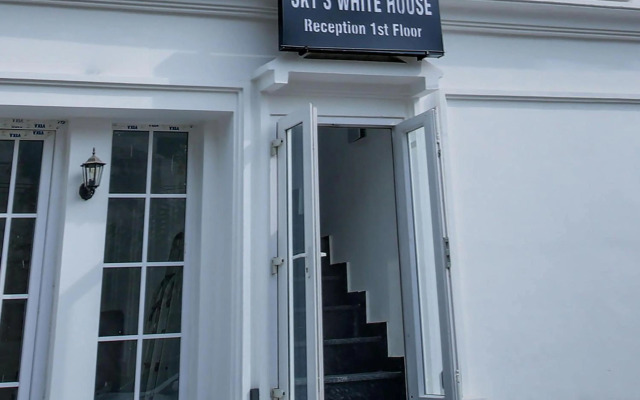 OYO Flagship 80590 Sky White House