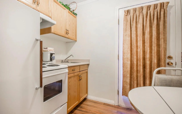 EconoLodge - Kelowna