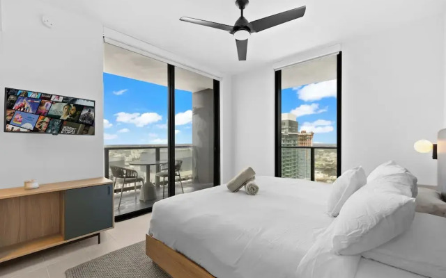 Luxury 45th-Floor Condo with City Views