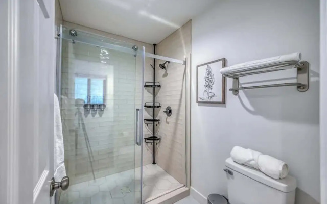 Luxury Riverfront Villa With Firepit & Gameroom!