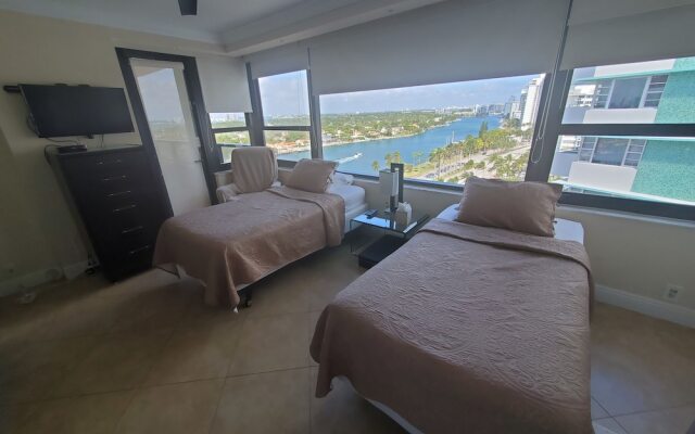 Alexander 1620 3 Bedroom Apts by RedAwning