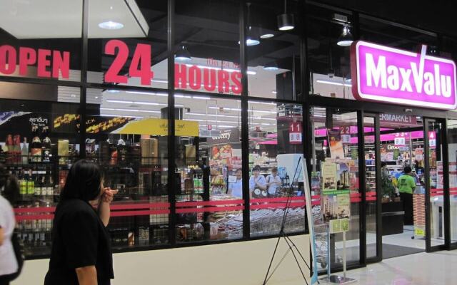 Cozy Thonglor by Pat