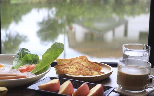 The Nichehome - A Lovely Waterside Living