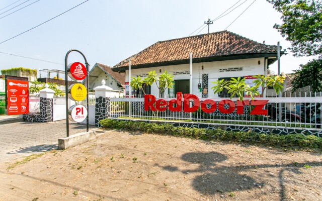 RedDoorz Plus near Taman Sari 2