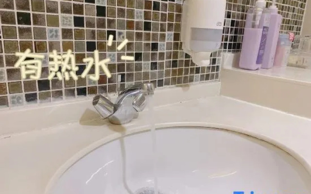 World Trade Hotel (Luoyang Longmen High-speed Railway Station Sports Center)