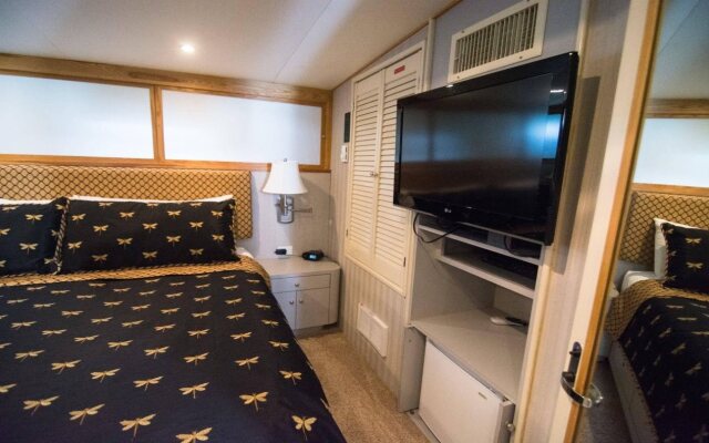 Ocean Romance Dockside B and B Yacht Hotel