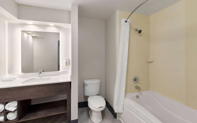 La Quinta Inn & Suites by Wyndham Goodlettsville - Nashville