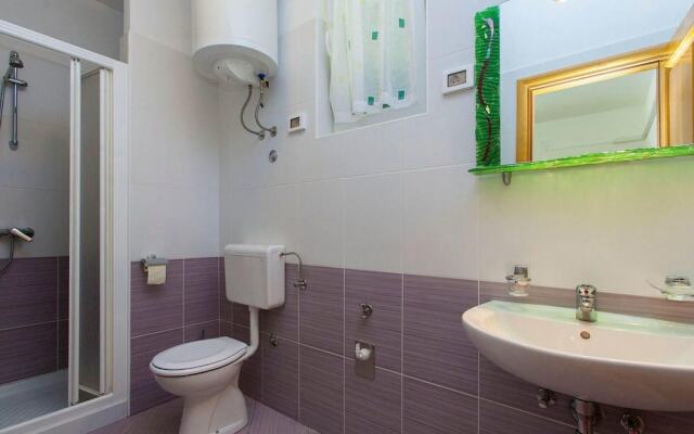 Stunning Home in Valbandon With Wifi and 6 Bedrooms
