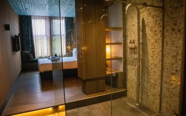 Manzo's Suites