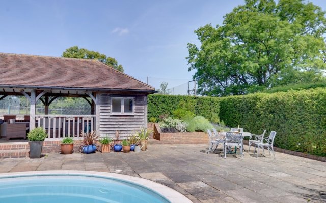 Vintage Holiday Home in Leigh With Swimming Pool