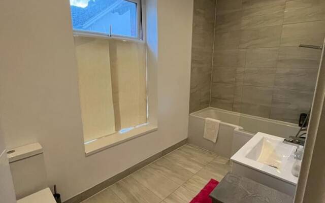 Lovely 4-bed House in Central Wolverhampton
