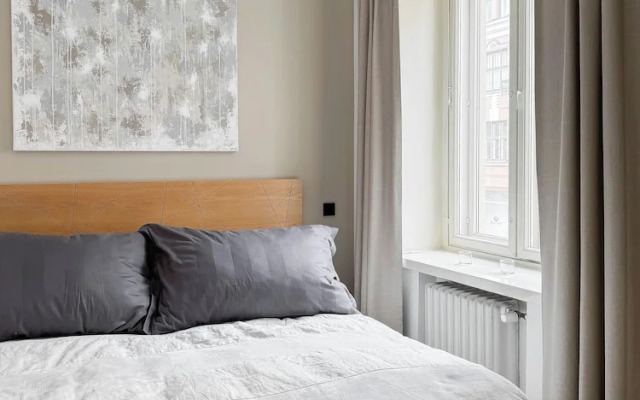 Stylish Downtown 2BR Flat with Sauna and Work Area