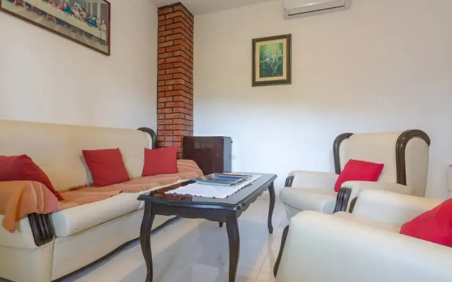 Sunny Escape Holiday Home Dicmo With Pool and Gym