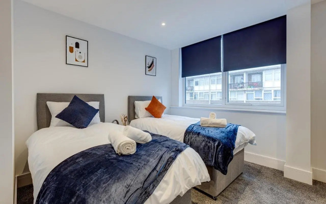 Raglan 3 Town Centre Modern Free Parking