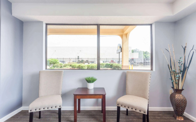 Days Inn by Wyndham Clinton