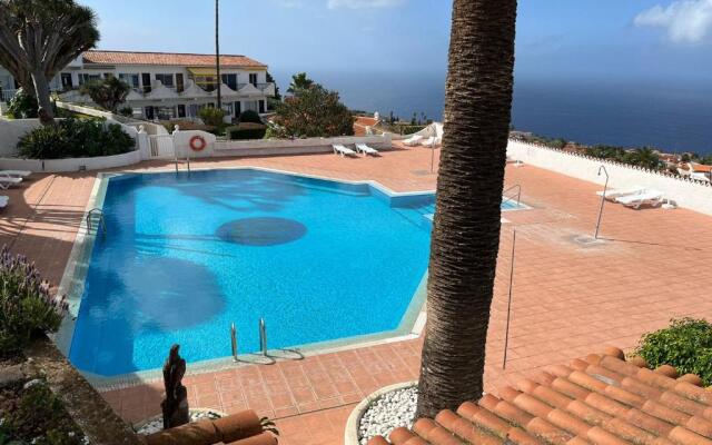 Studio sea front view & pool
