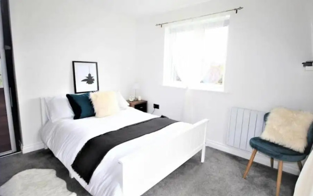 Stylish & Cosy 2 bed Flat With Parking & Bfast