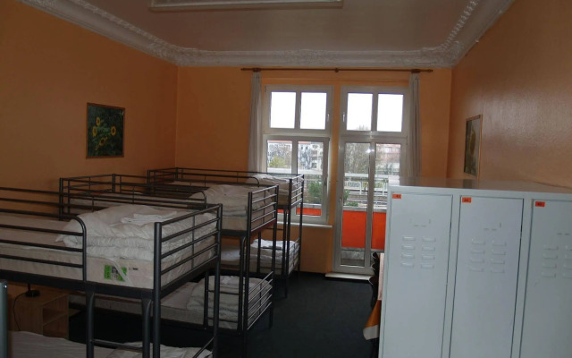 HappyGoLucky Hotel & Hostel