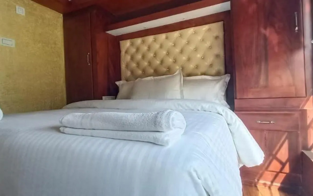 Soma Houseboat