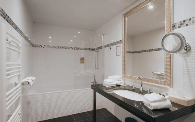 Henry II Hotel