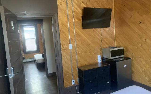 Party Hostel- Canmore Hotel Hostel