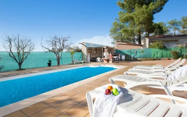 Alonso in Vidreres With 4 Bedrooms and 1 Bathrooms