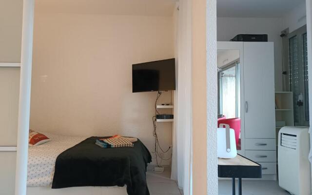 Le Corinthe studio apartment