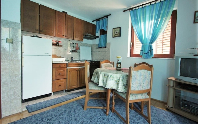 Apartment Šera - 50 m from beach: A1 Pisak, Riviera Omis