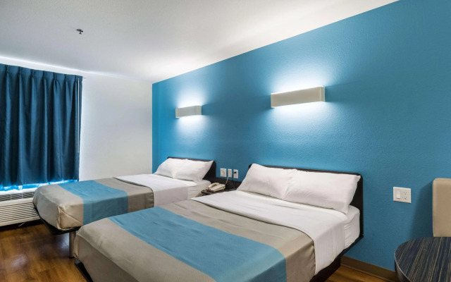 Motel 6 Laredo, TX - Airport