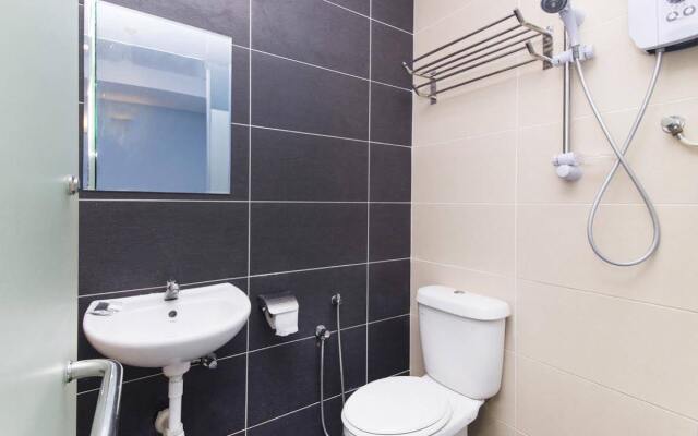 OYO 220 Hotel Sri Maluri