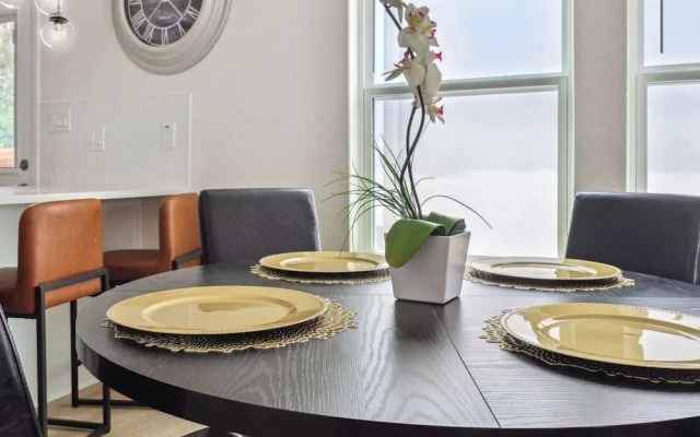 Your Amazing 3br/2ba Downtown Delight!