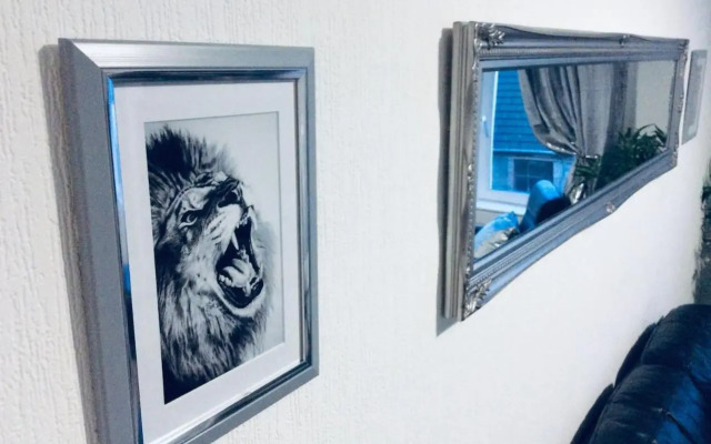 The Lion'S Den On Royal Street