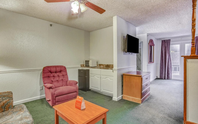 OYO Townhouse Tulsa Woodland Hills